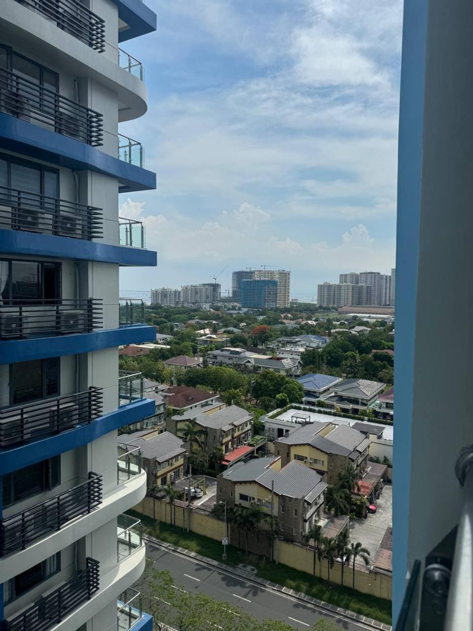 L Condotel Paranaque City Exteriör bild